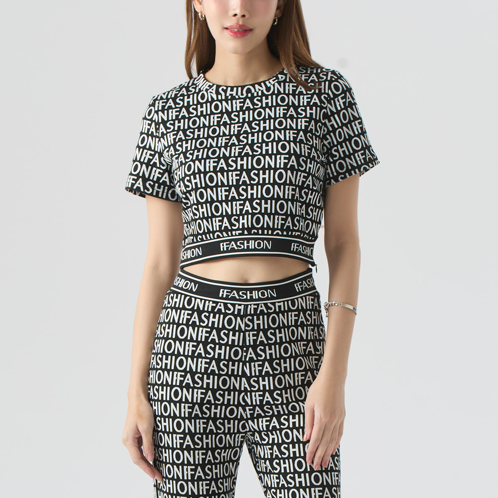 f.fashion เสื้อนิตทรงครอป ทอจาคการ์ด ผู้หญิง สีดำ-ขาว I Crop Knit Top in Knit Jacquard I 06501