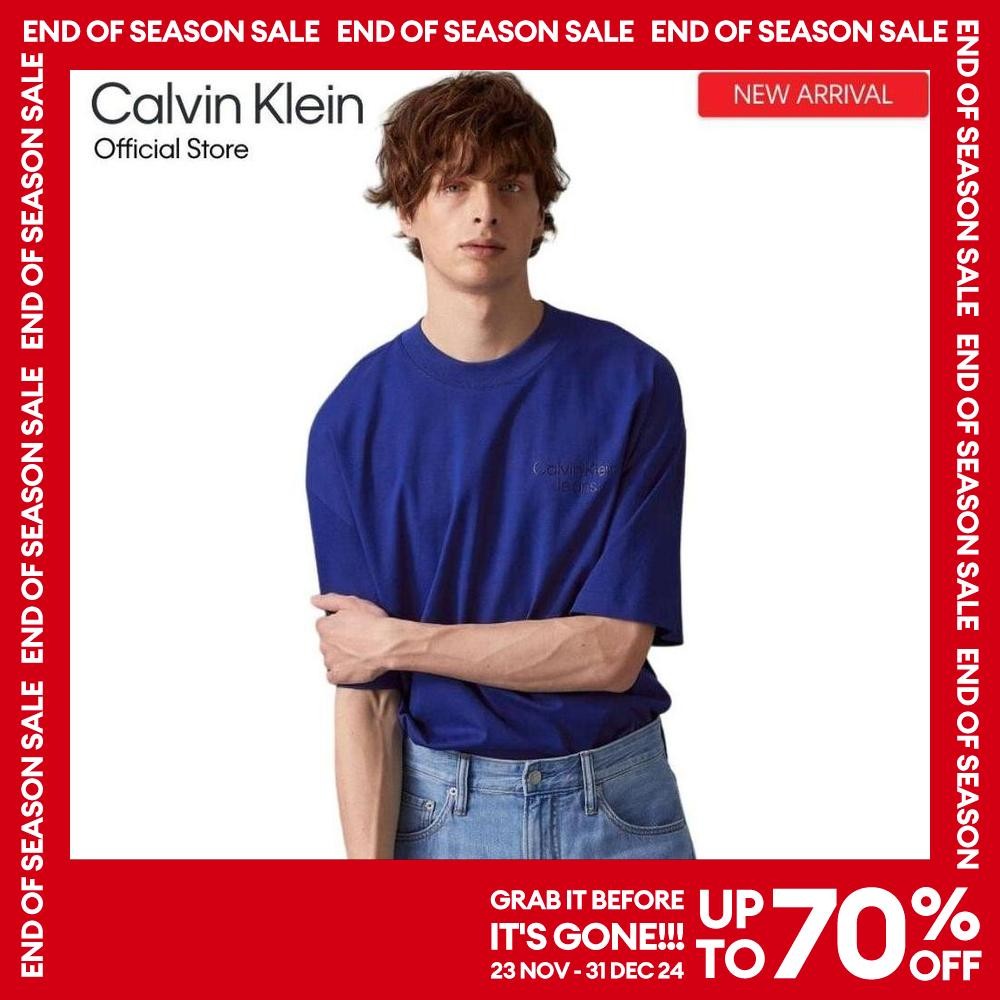 CALVIN KLEIN เสื้อยืดคอกลมแขนสั้นผู้ชาย Institutional ทรง Oversize รุ่น J326350 C86 - สีฟ้า