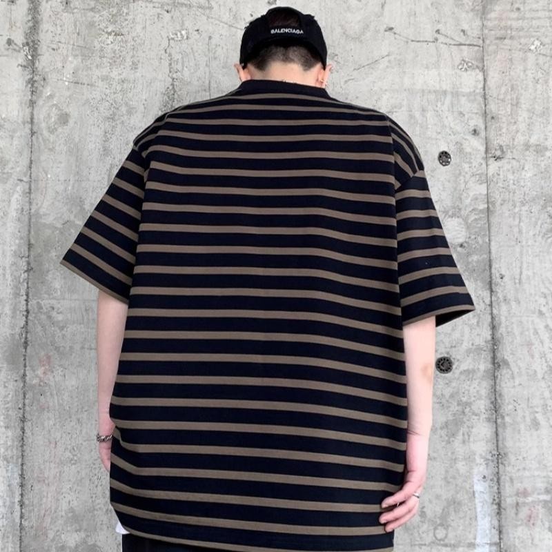 M＆M เสื้อยืดลายทาง คอกลม พิมพ์ลายตัวอักษร แบบหลวมลำลอง ฤดูร้อนปี2025รุ่นใหม่