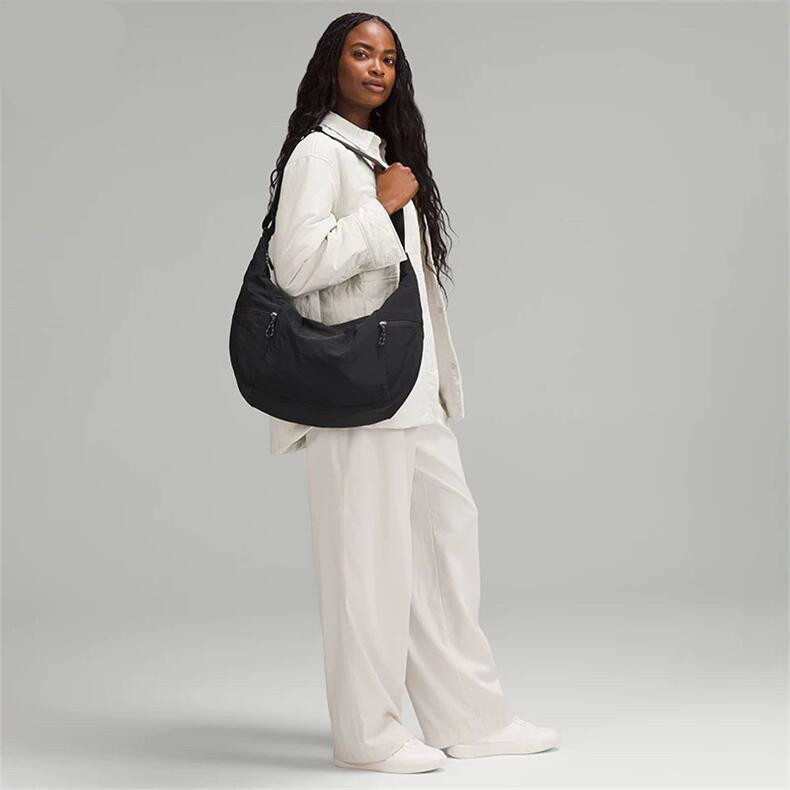 Lululemon Slouchy Sling Bag กระเป๋าสะพายความจุขนาดใหญ่กระเป๋าสะพายข้างกันน้ําฟิตเนสโยคะกระเป๋า
