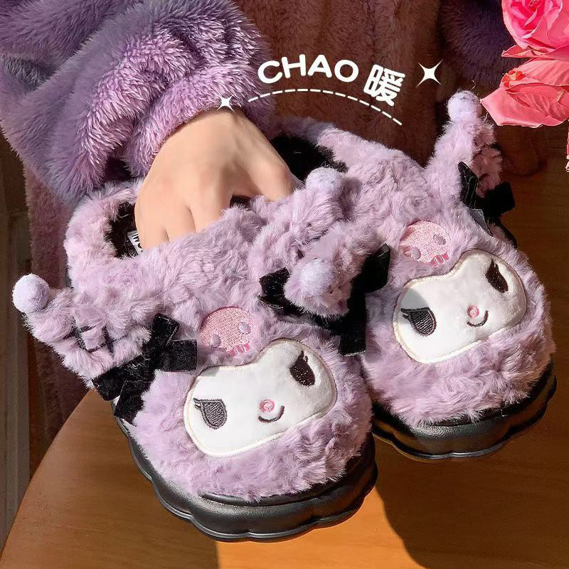 SANRIO รองเท้าแตะตุ๊กตาคิตตี้น่ารักสําหรับผู้หญิงฤดูหนาว ซานริโอ รองเท้าแตะในร่มที่อบอุ่นหนา