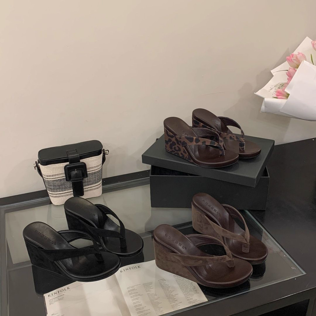 2025 ฤดูใบไม้ผลิฤดูร้อนรอบ Toe Wedge Flip-Flops ผู้หญิงสบายๆแฟชั่นกลางแจ้งรองเท้าส้นสูงอเนกประสงค์รองเท้าแตะเพิ่มความสูง
