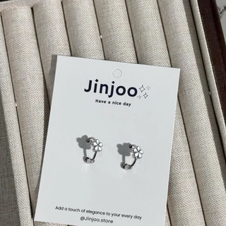 Jinjoo ต่างหูดอกไม้ รุ่น Daisy Hug ดีไซน์ดอกไม้สีขาว โซคิ้ว ขนาด 9 mm.