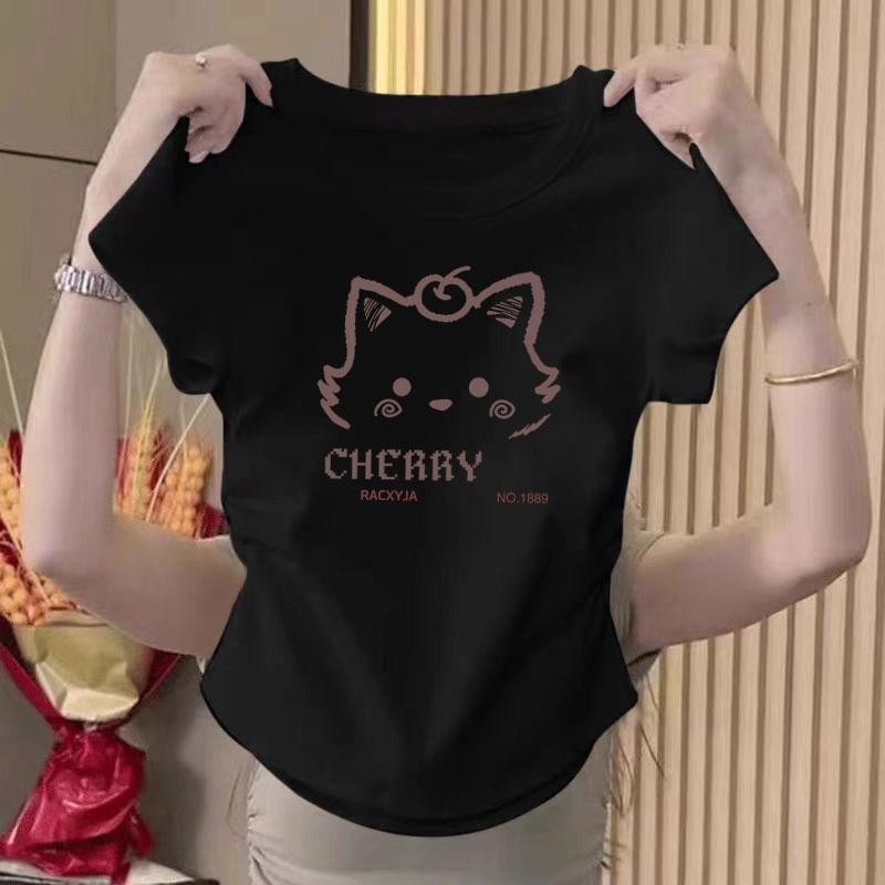 คอกลม เสื้อยืดครอป ทรงสลิมฟิต  แสดงผอม เอวยางยืด ใส่สบาย เสื้อครอปมีรอยยับด้านข้าง ลวดลายการ์ตูน เสื้อผ้าสำหรับสาวอ้วน