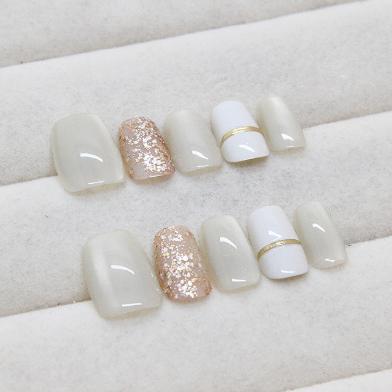 เล็บปลอมพร้อมกาวความเรียบง่ายสีขาวบริสุทธิ์กดบนเล็บ Cat Eye FM060