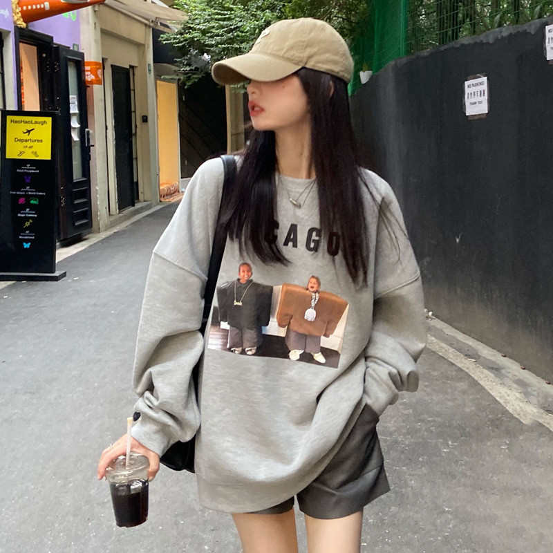 เสื้อยืดคอกลมแขนยาวพิมพ์ลายตัวอักษรสำหรับผู้หญิง
