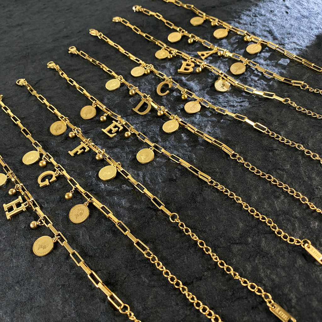 ขายร้อน Queens Avatar สร้อยข้อมือเหล็กไทเทเนียม 26 ตัวอักษร แฟชั่น Classy บุคลิกภาพ All-match อุปกรณ์เสริมสำหรับหญิง