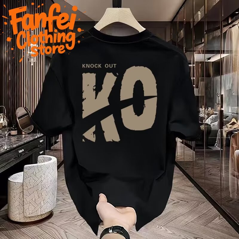 (จัดส่งตลอด 24 ชั่วโมง)Fanfei "KO"ลาย คอกลมเสื้อยืดแขนสั้นผู้ชาย ทรงหลวม oversize ใส่สบาย ผ้าcotton t shirt ฤดูร้อน1