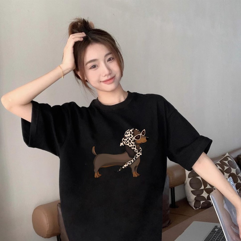 Basi💥 ผู้หญิง เสื้อยืด oversize เกรดพรีเมียม เสื้อคอตตอน100% ไม่หดตัว ใส่สบาย การ์ตูนน่ารัก ลาย "Sunglasses scarf dog"