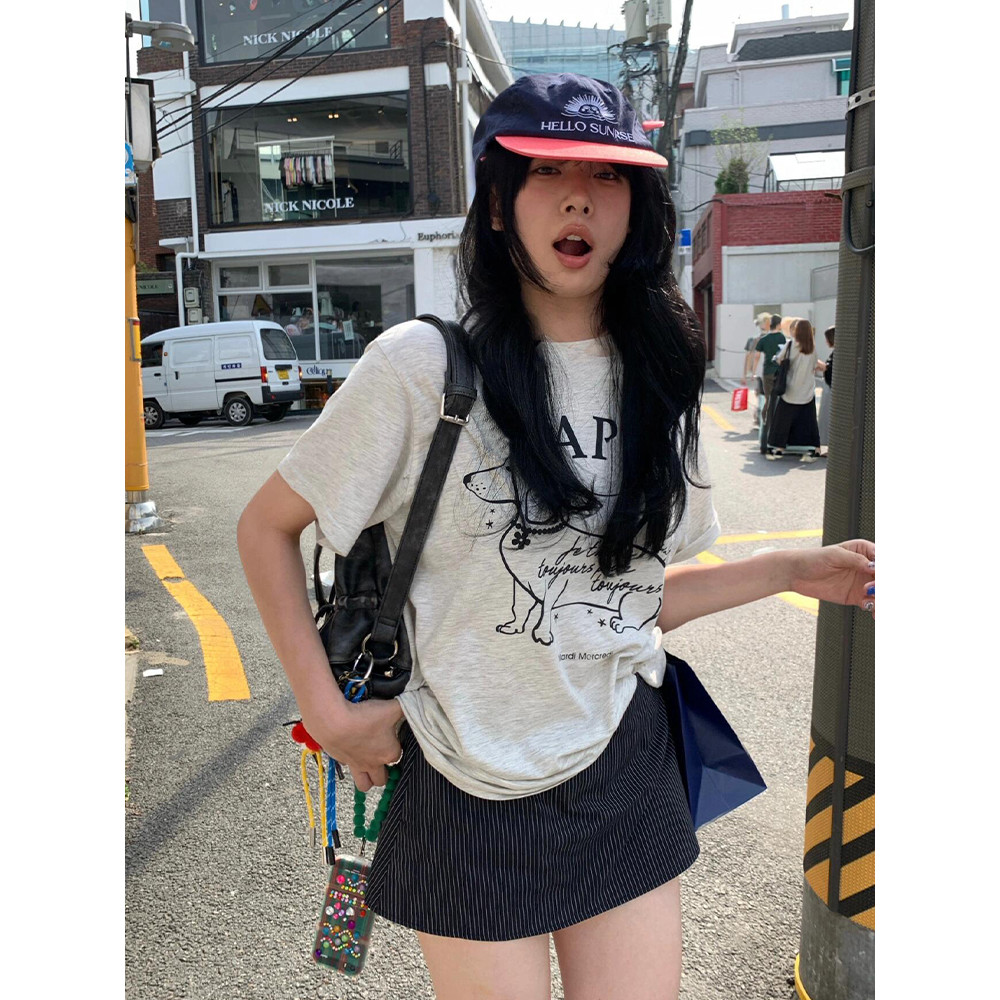 (จัดส่งตลอด 24 ชั่วโมง）OOOK Officialเสื้อยืดสั้นสีเทา แบบย้อนยุคอเมริกัน สำหรับผู้หญิง ในฤดูร้อน ที่มีรูปสุนัขที่ถูกพิมพ