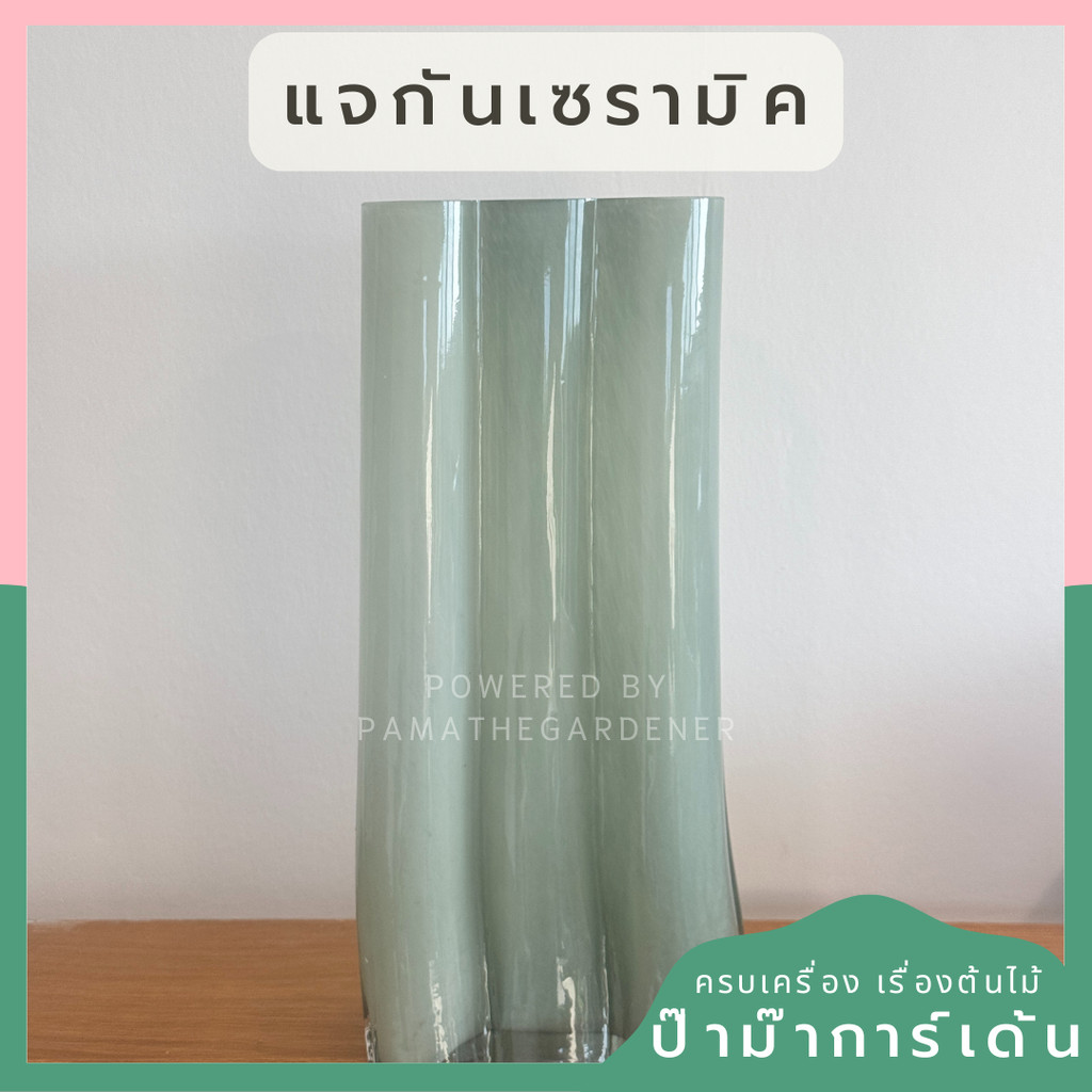 แจกันแก้วสีเขียวมรกต มีรูปทรงที่มีเอกลักษณ์ แจกันไฮโซ หรูหรา มอลโตสสีเหลืองขนาดเล็ก