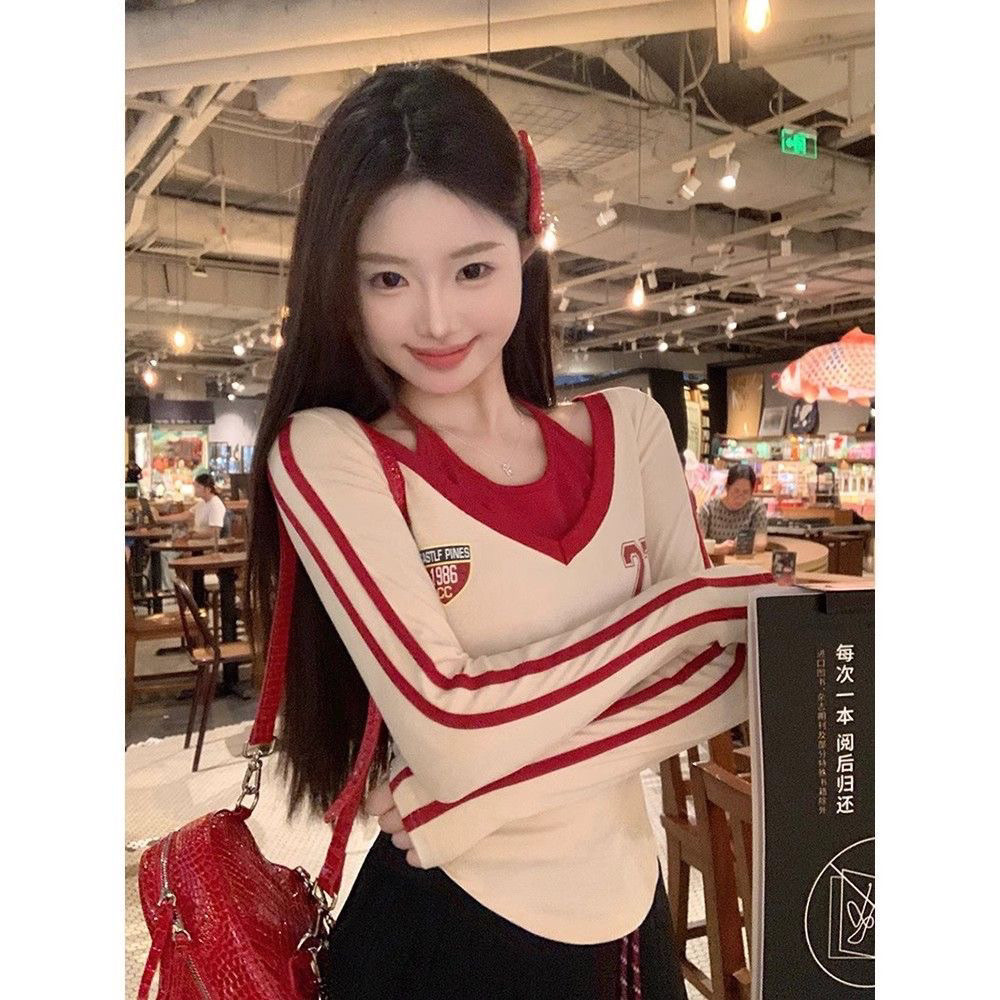 เย็บสไตล์อเมริกันใหม่แขนยาวเสื้อยืดฤดูใบไม้ผลิและฤดูใบไม้ร่วงสลิมฟิตสาวร้อนปลอมสองชิ้นลดน้ำหนักและสั้นสวมใส่ด้านนอกชุดชั้นในด้านบนสำหรับผู้หญิง
