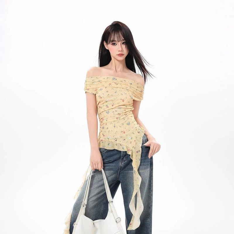 เสื้อแขนสั้นเปิดไหล่ลายดอกไม้พร้อมการออกแบบชายเสื้อไม่สม่ําเสมอ thumbnail 6