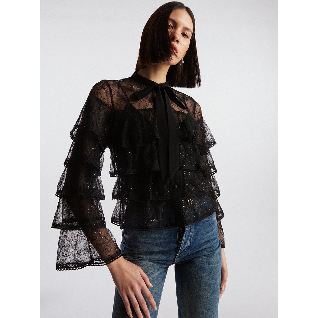 [Pomelo] เสื้อเบลาส์ผ้าลูกไม้แต่งระบายมาพร้อมดีเทลปักเลื่อม / Sequin Embellished Detail Ruffled Lace Blouse
