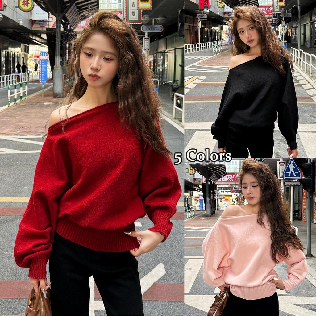 KOKO#เสื้อสีแดงคริสมาสสาวอวบ หลวมแขนเสื้อดอลแมน เสื้อสเวตเตอร์ไหล่เดียวของผู้หญิง เนื้อผ้าใส่สบาย#H052
