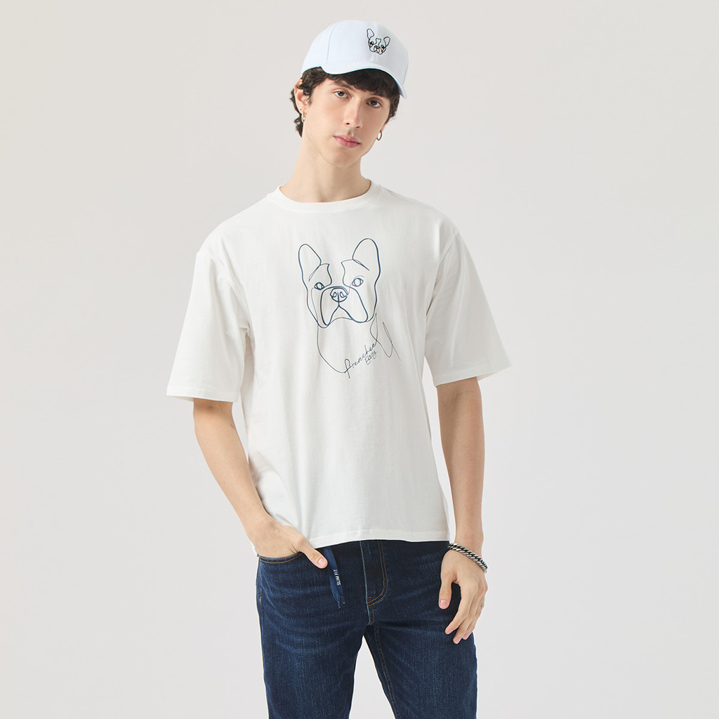 ESP เสื้อทีเชิ้ตลายเฟรนช์ชี่ อีซี่ ผู้ชาย สีขาว | Frenchie Eazy Regular Tee Shirt | 04085