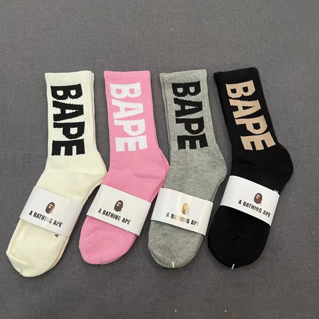 Bape ตัวอักษรขนาดใหญ่ถุงเท้า-อินเทรนด์ผ้าฝ้ายตัดสูงถุงเท้ากันลื่น Unisex สําหรับเล่นกีฬา/ลําลอง/แฟชั่น Y2K Streetwear แฟชั่นถุงเท้า