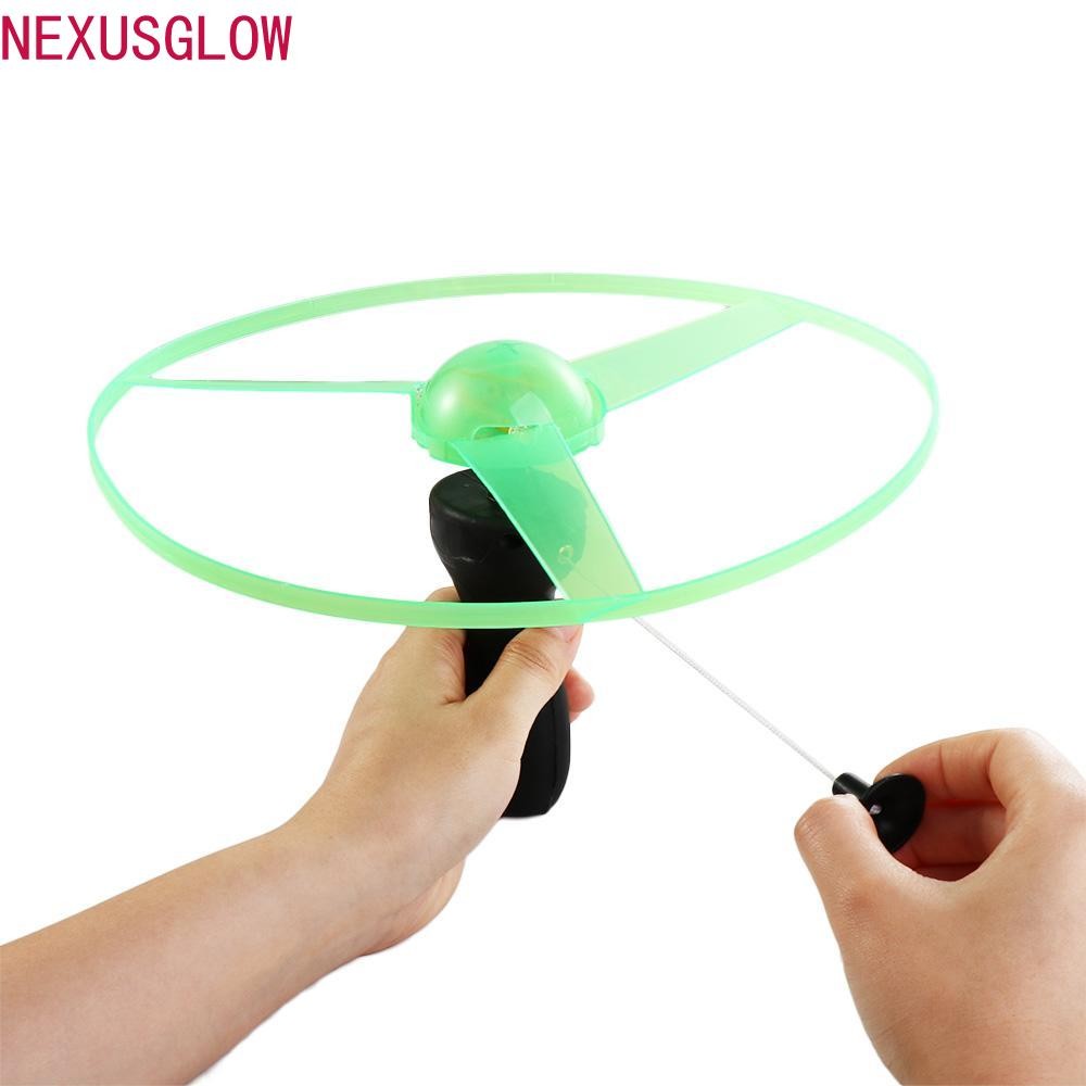 Nexusglow ใบพัดเฮลิคอปเตอร์ของเล่น Flying Gyroscopes เชือกบินของเล่นเด็ก Illuminated Handle กระพริบโคมไฟ Luminous เกมกลางแจ้งดึง String Flying UFO