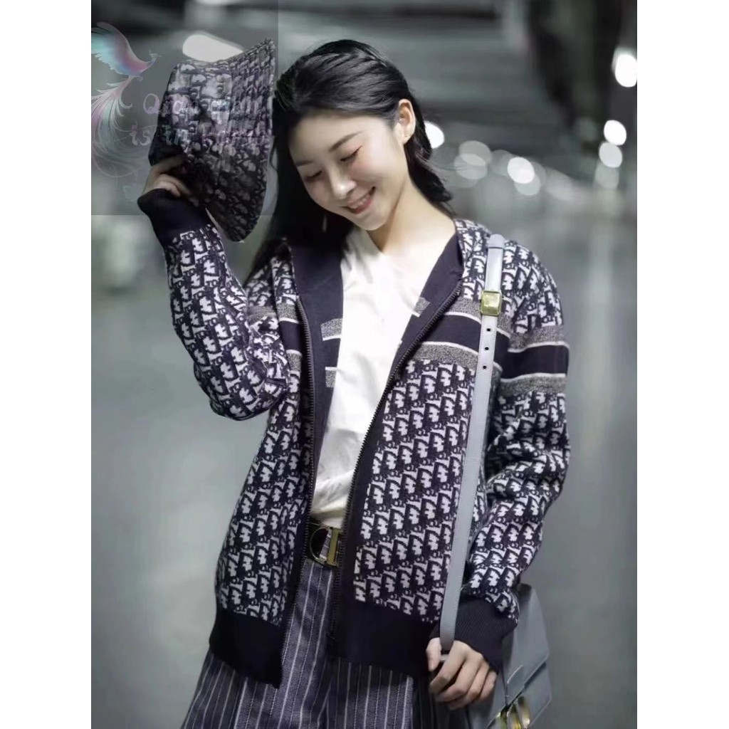 เวอร์ชั่นเกาหลีสุภาพสตรีแฟชั่นถักด้านบน ผ้าแจ็คการ์ด จดหมายซิปคลุมด้วยผ้าคาร์ดิแกนเสื้อกันหนาวพร้อมสต็อก