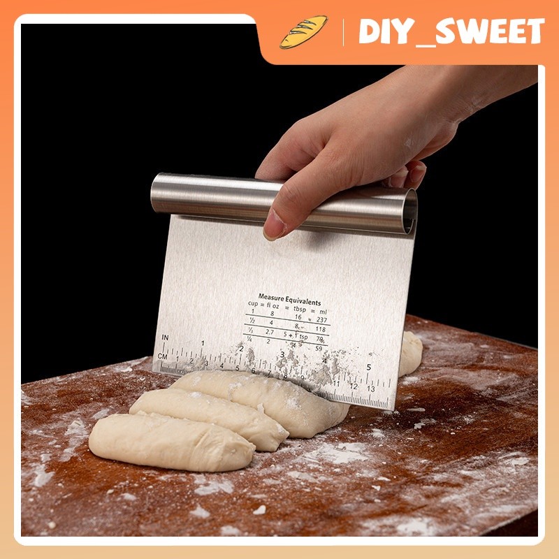 DIY_SWEET【COD】ที่ตัดแป้งสเตนเลสแท้  ใหม่!มีสเกลบอกขนาด ที่ตัดปาท่องโก๋ ที่ตัดแป้งพิซซ่า ที่ตัดแป้งโด