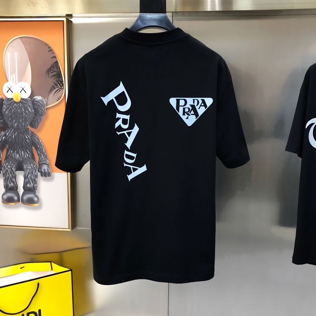ปราด้า ยุโรปเสื้อยืดใหม่ แขนสั้น ไม่จํากัดเพศ คุณภาพเคาน์เตอร์ ลายสามเหลี่ยม ป้ายหน้า-หลัง + ป้าย #19P