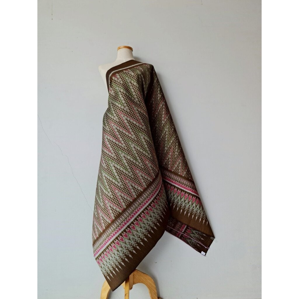 ซิ่น ผ้าไหมมัดหมี่ยกดอก 6ตะกอ ขนาด 1x2เมตร ลายร้อยดาว สีน้ำตาล รหัส L9A-119-MM6F6