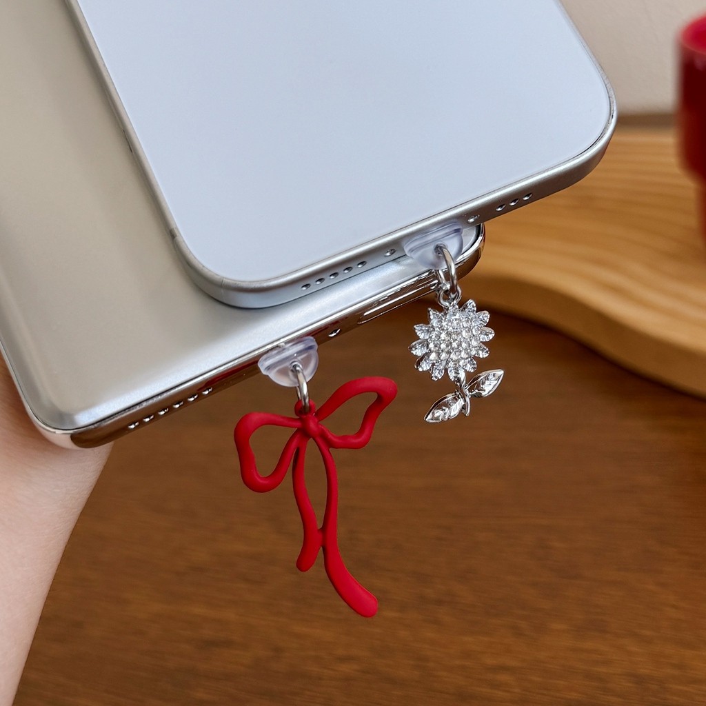 ปลั๊กกันฝุ่นสําหรับ iPhone หูฟังโทรศัพท์มือถือ Type-C Android หรูหรา Rhinestone ดอกไม้ Leave Bowknot ออกแบบจี้อุปกรณ์เสริมชาร์จหลุมตกแต่ง - รูปที่ 3