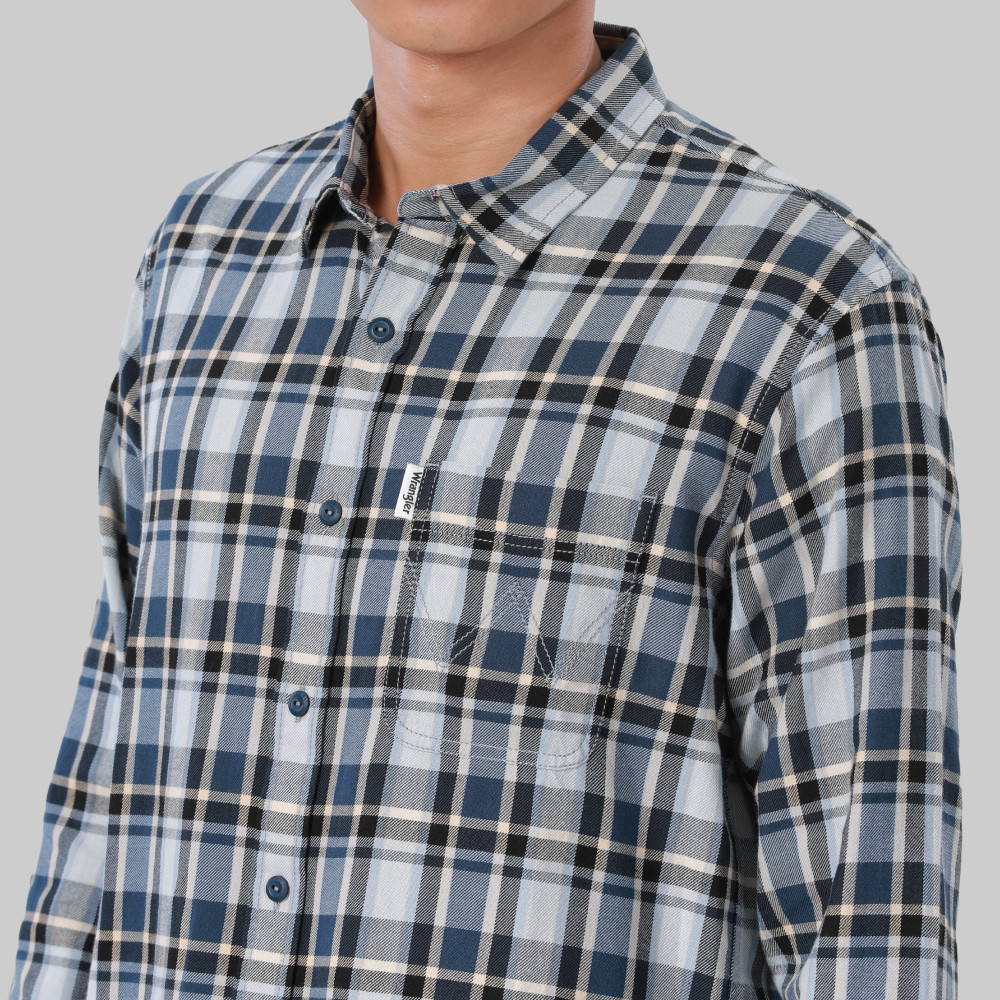 WRANGLER เสื้อเชิ้ตแขนยาวผู้ชาย Regular รุ่น WR F424MSHLF60 สีกรมท่า