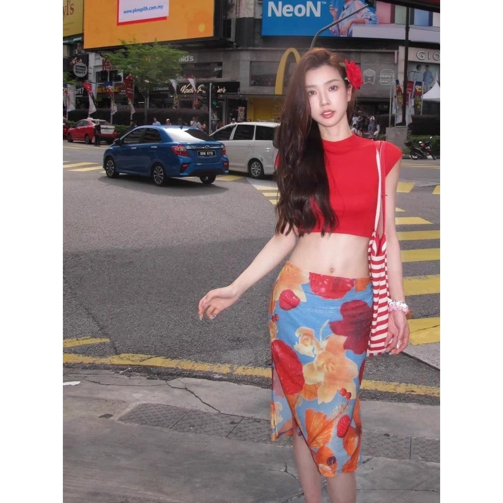 ชุดว่ายน้ําแฟชั่น   beachwear  กระโปรงยาววินเทจสีแดง  ลายดอกไม้ ทรงสลิมฟิต - รูปที่ 2