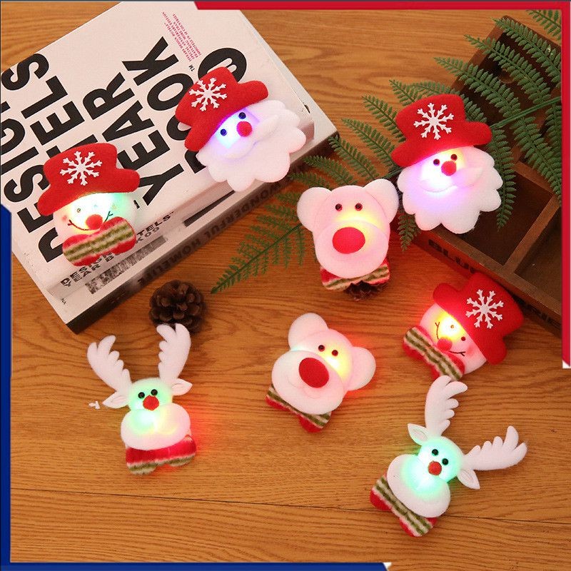 Light Up Glow Badge Santa Claus หมีกวาง LED กระพริบเข็มกลัด Pins Party งานแต่งงานเทศกาลคริสต์มาสของขวัญ