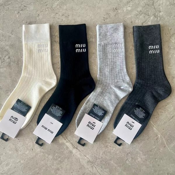 Miumiu ถุงเท้ากลางหลอดดูดซับเหงื่อระบายอากาศ Muse ถุงเท้าตัวอักษร