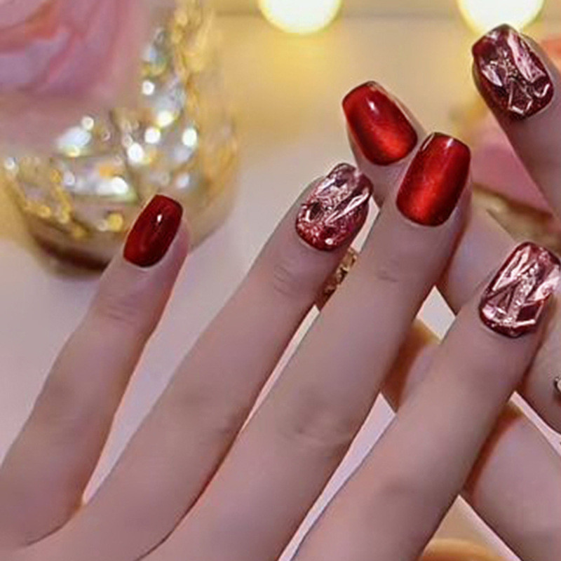 Rhinestone Decor Rose Red Cat Eyes คริสตัลเล็บปลอมเงาสวมใส่สั้น Trapezoid เล็บปลอม 24 ชิ้น/กล่อง MY110