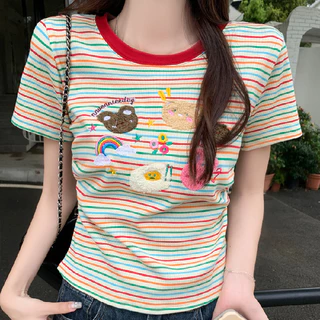 Bh เสื้อยืดแขนสั้นลายทางปักสีรุ้งสําหรับผู้หญิงคอกลมสีตัดกันแบบสั้นทรงเข้ารูป