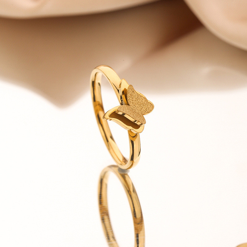 แหวนเหล็กไทเทเนียมที่เรียบง่ายหญิงผีเสื้อฝ้าหางแหวนสไตล์ใหม่แฟชั่นโรแมนติกหญิงเครื่องประดับสแตนเลส
