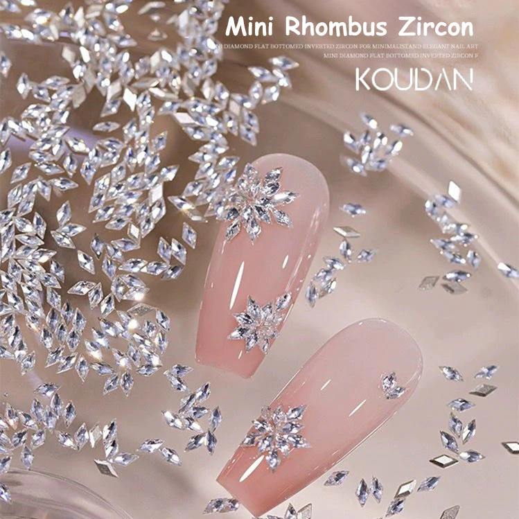 สติกเกอร์เล็บเล็บ Rhinestones เพชรคริสตัลเพทาย 5A สีขาวเงา DIY Rhombus เกล็ดหิมะ 100 ชิ้น KOUDAN