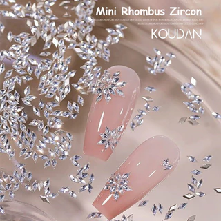 สติกเกอร์เล็บเล็บ Rhinestones เพชรคริสตัลเพทาย 5A สีขาวเงา DIY Rhombus เกล็ดหิมะ 100 ชิ้น KOUDAN