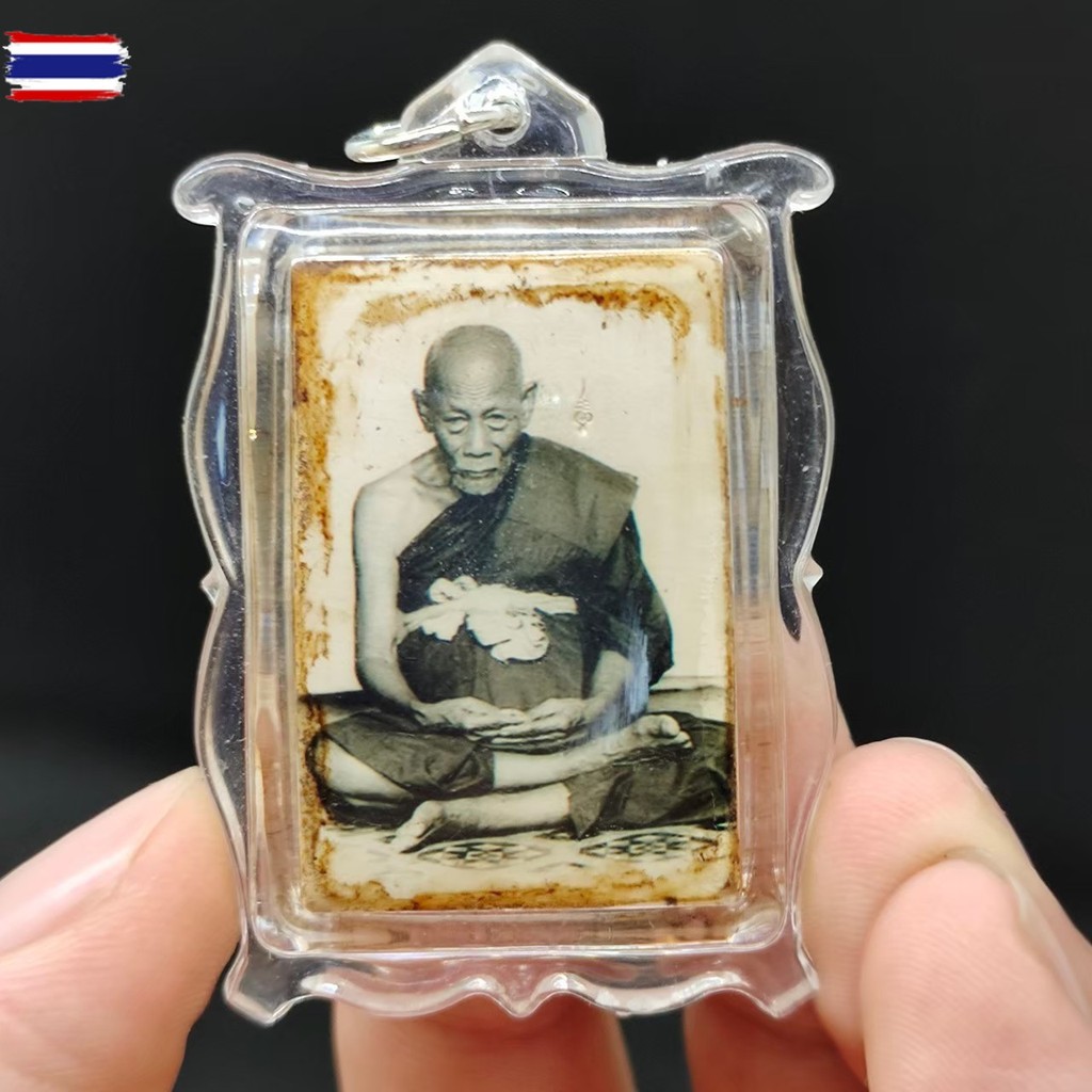 หลวงพ่อจง วัดหน้าต่างนอก รูปถ่ายเลี่ยมกรอกันน้ำ ด้านหลังรรจุปลาตะเพียนเงินปลาตะเพียนทอง และผงยันต์ปถ