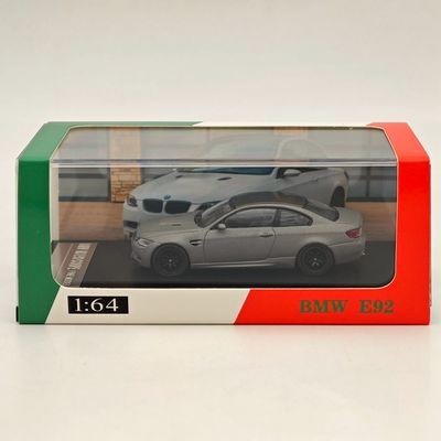 รุ่นละเอียด 1/64 BMW BMW M3 E92 COUPE โมเดลรถโลหะผสมจําลองสองประตูพร้อมสต็อกโมเดลพิมพ์ลาย