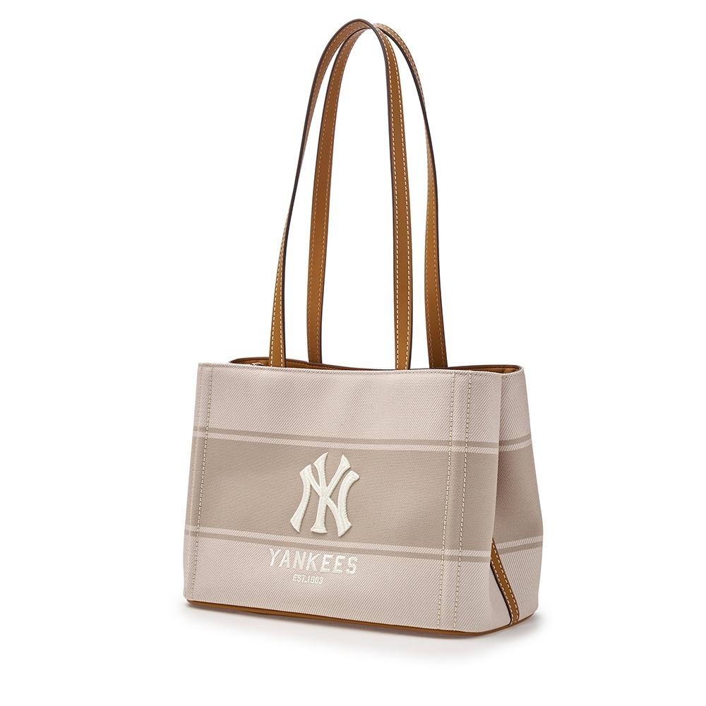 MLB กระเป๋าสะพายไหล่ ยูนิเซ็กส์ Unisex Varsity Lettering Logo Canvas Shoulder Bag รุ่น 3ABQB015N 50CRS สีครีม