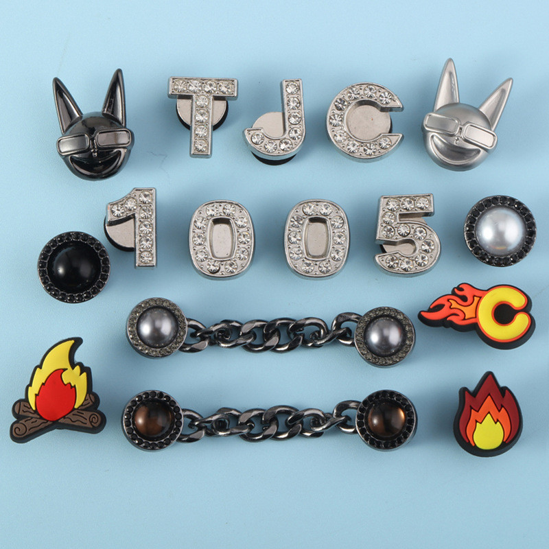 1 ชิ้น Punk Doghead Pearl Black Chain s Charm โลหะคุณภาพสูง Viral DIY รองเท้าแตะอุปกรณ์เสริมปุ่ม Pin