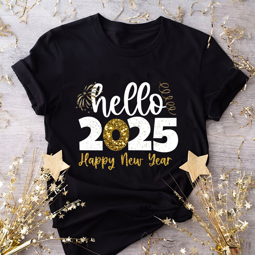 (จัดส่งตลอด 24 ชั่วโมง) HELLO 2025 New Year Boy เสื้อยืด HAPPY NEW YEAR ผ้าฝ้ายแท้ระบายอากาศเสื้อผ้าปีใหม่สบาย ๆ