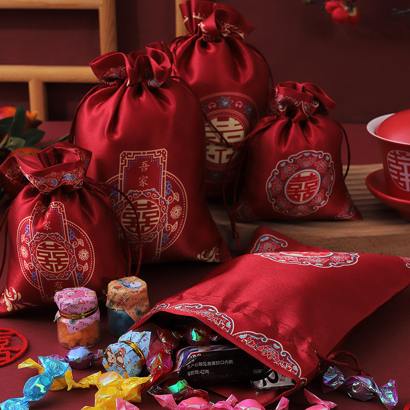 [ ที่โดดเด่น ] กระเป๋าหูรูดผ้าซาตินสีแดง - กระเป๋าห่อขนมแต่งงาน - กระเป๋าตกแต่งของขวัญเทศกาล - แพ็คเก็บรายการเล็กๆ - ถุงบรรจุขนมถั่ว - รูปที่ 2