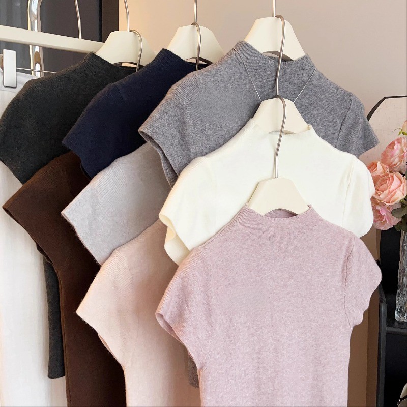 ฤดูร้อนใหม่ผู้หญิงที่เรียบง่ายสีเทาครึ่งคอสูงถักเสื้อยืดแขนสั้น 250506