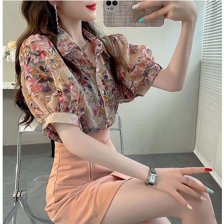 Chili Koko เสื้อเชิ้ตแขนสั้นลายดอกไม้ป้องกันแสงแดดสำหรับฤดูร้อนสำหรับผู้หญิง เสื้อชีฟองแขนพองสลิมสำหรับผู้หญิง 99066