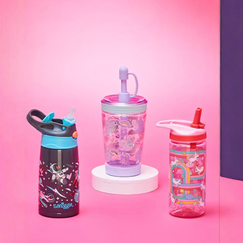 Smiggle ถ้วยน้ําเด็ก รูปแบบล่าสุดการ์ตูนตัวอักษรนักเรียนประถมโรงเรียนอนุบาล 400ml, 560ml, 650ml, 700ml ขวดน้ําฟาง
