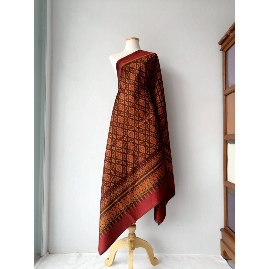 ซิ่น ผ้าไหมมัดหมี่ยกดอก 6ตะกอ ขนาด 1x2เมตร ลายขอล้อมเพชร สีแดง รหัส L9A-119-MM6F7