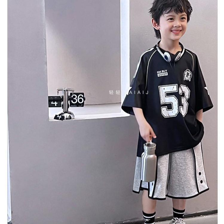 เด็กชายฤดูร้อนขายดีสูทแขนสั้นออกแบบเฉพาะกางเกงห้าจุดเด็กชายเสื้อผ้าฤดูร้อนเด็กใหญ่หลวมชุดสองชิ้นอินเทรนด์
