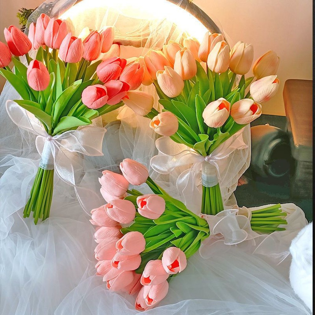 ดอกไม้ปลอมจําลองดอกไม้เกรดสูงดอกทิวลิปช่อดอกไม้อุปกรณ์ประกอบฉากหญิงอินเทอร์เน็ตทิวลิปสีแดงอุปกรณ์ประ