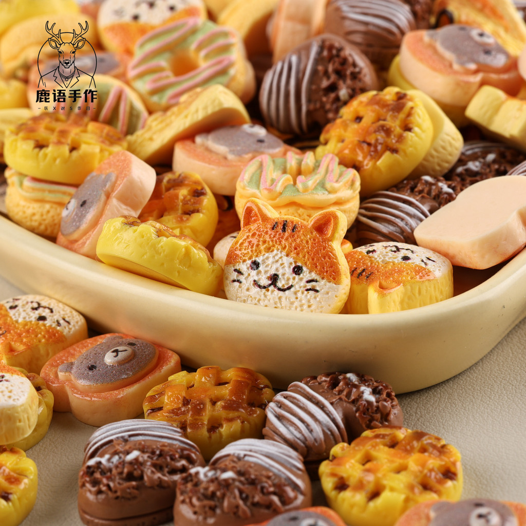 [100ในสต็อก] ขนมปังแมวน่ารักจำลองเล่นอุปกรณ์เรซิน DIY กาวครีมคลิปหนีบผมตู้เย็นปุ่มกดวัสดุเครื่องประดับ
