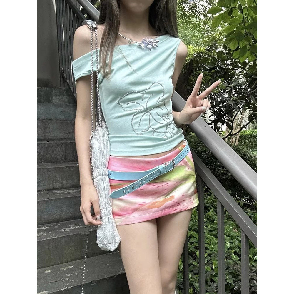 เสื้อยืดไหล่ลาดรสเผ็ดสําหรับฤดูร้อนของผู้หญิงเสื้อแขนกุดสลิมฟิต